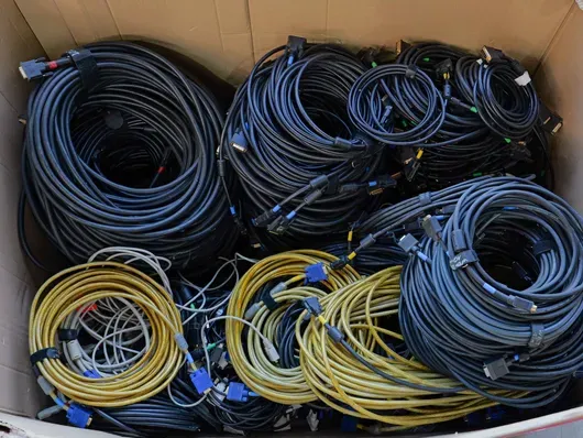 Konvolut Kabel: DVI, VGA, ältere Videokabel