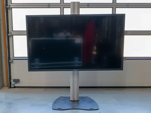 80 inch display met standaard en accessoires