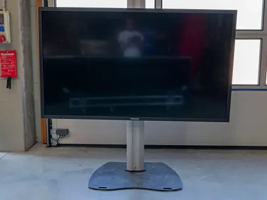 80 inch display met standaard en accessoires
