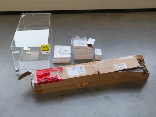 Doppelbox/Vitrine mit 2 Schlössern / 4Schlüsseln, Visitenkartenhalter, Scannerschienen