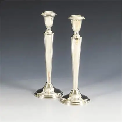Elegante coppia di candelieri. Empire Sterling