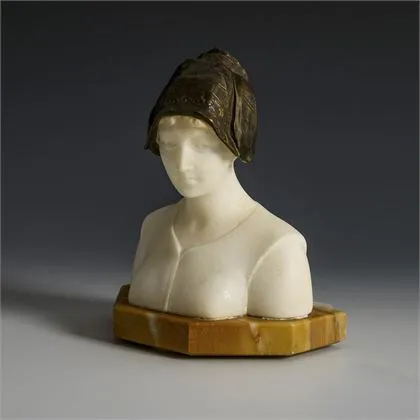 SCHMIDT-FELLING. Buste en albâtre d'une dame avec capuche