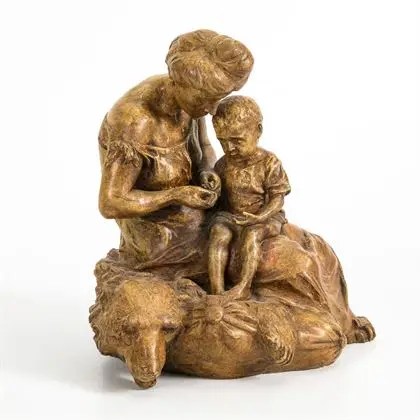 Groupe en terre cuite Art nouveau "Mère et enfant sur une peau d'ours"