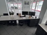 2 Schreibtische mit Aktenrollcontainer