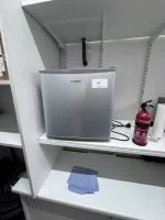 1 mini chladnička Comfee