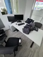1 Schreibtisch mit Aktenrollcontainer