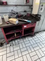 1 workbench with vice and small parts