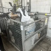 1 caisse grillagée avec divers attelages