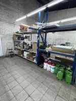1 těžký regál, cca 6 bm