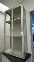 1 Vitrine mit Beleuchtung