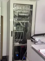 1 Serverschrank mit Patchfeldern, Router Lancom, Switches,