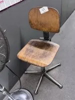 1 stół roboczy z krzesłem obrotowym