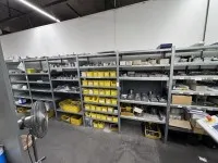 1 Pos. Fachbodenregale, ca. 7 lfd. m, Stecksystem mit Inhalt