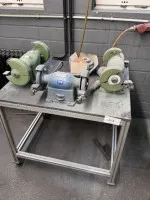 1 table mobile avec 3 tourets à meuler doubles