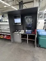 1 stół roboczy z obudową, PC i monitorem