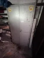 1 kovová skříň na nářadí
