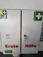 1 lékárnička, nástěnná s obsahem
