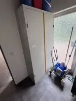 1 kovová skříň na nářadí