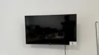 1 telewizor płaski LG, 32 cale z uchwytem ściennym