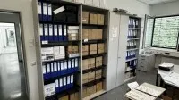 3 Aktenregale mit insgesamt 1 Aktenschrank - Abholung nach Freigabe −