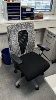 1 office chair with armrests - pickup after approval