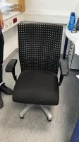 1 office chair with armrests - pickup after approval