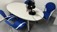 1 table avec 4 chaises visiteurs - enlèvement après autorisation