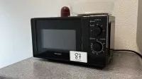 1 lot de petits appareils de cuisine composé de bouilloire et micro-ondes