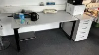 1 Schreibtisch mit Aktencontainer - Abholung nach Freigabe −