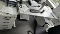 1 Schreibtisch, elektrisch höhenverstellbar mit Aktencontainer - Abholung nach Freigabe −