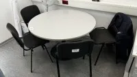 1 Tisch mit 4 Besucherstühlen