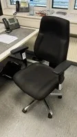 1 Drehstuhl mit Armlehnen