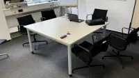 1 Tisch mit 6 Besucherstühlen Vitra