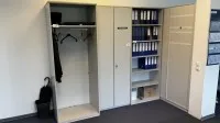 2 regály na spisy s celkem 1 spisovou skříní a 1 šatní skříní