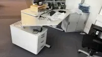 1 Schreibtisch mit Aktenrollcontainer und Aktenschiebetürenschrank