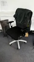 1 Drehstuhl mit Armlehnen