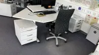 1 Schreibtisch mit 2 Aktenrollcontainern