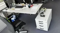 1 Schreibtisch, elektrisch höhenverstellbar mit Aktenrollcontainer u