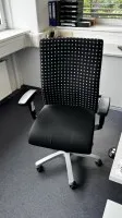 1 Drehstuhl mit Armlehnen