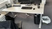 1 bureau à hauteur réglable électrique avec caisson à roulettes
