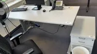 1 bureau à hauteur réglable électrique avec caisson à roulettes