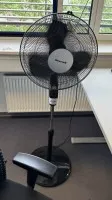 1 ventilateur sur pied