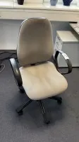 1 Drehstuhl mit Armlehnen