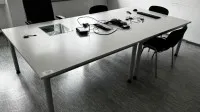 1 Besprechungstisch, ca. 3 lfd. m mit 12 Besucherstühlen
