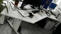 1 îlot de bureau composé d'une combinaison d'angle, bureau,