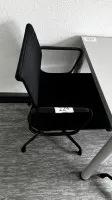 1 table avec 3 chaises visiteurs Vitra