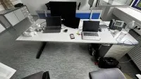 1 bureau à hauteur réglable électrique avec caisson à dossiers