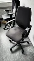 1 Drehstuhl mit Armlehnen