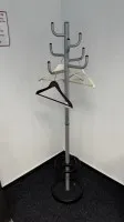 1 věšák na oblečení