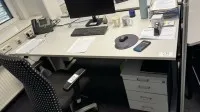 2 bureaux avec caissons à dossiers, cloison visuelle et 1 table trapèze